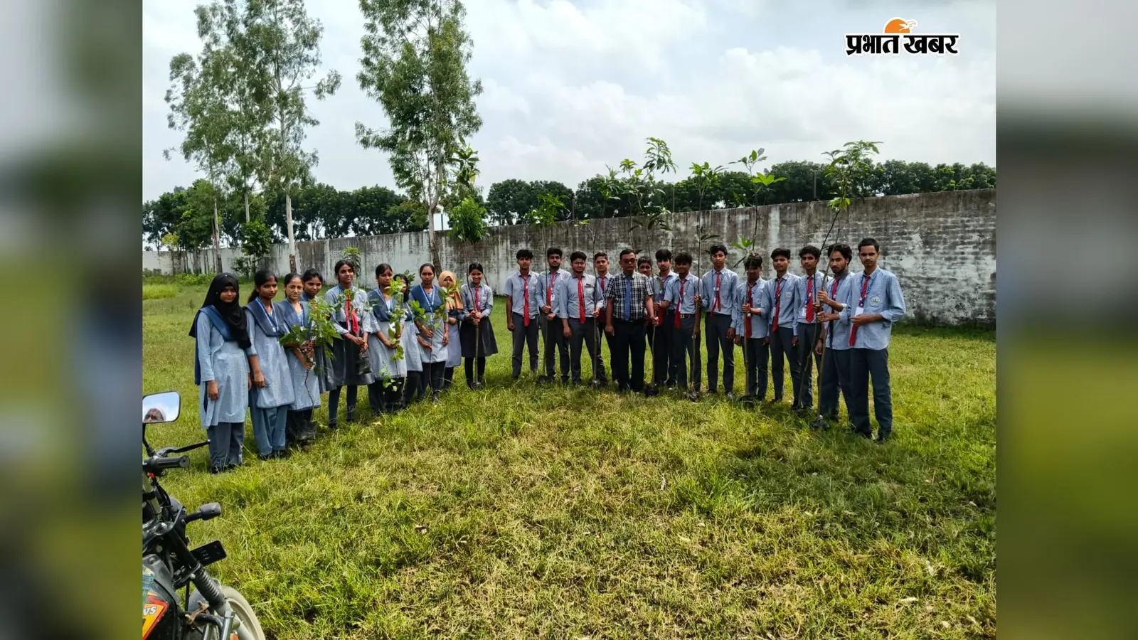 बलिया बेलौन के आवर आन स्कूल में ‘एक पौधा मां के नाम’ अभियान, छात्रों ने लिया पर्यावरण बचाने का संकल्प