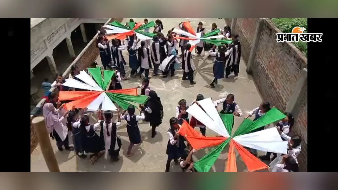 कोडरमा में स्वतंत्रता दिवस से पहले बच्चों ने निकाली आकर्षक झांकी, देशभक्ति के रंग में रंगा तेतरौन चौक