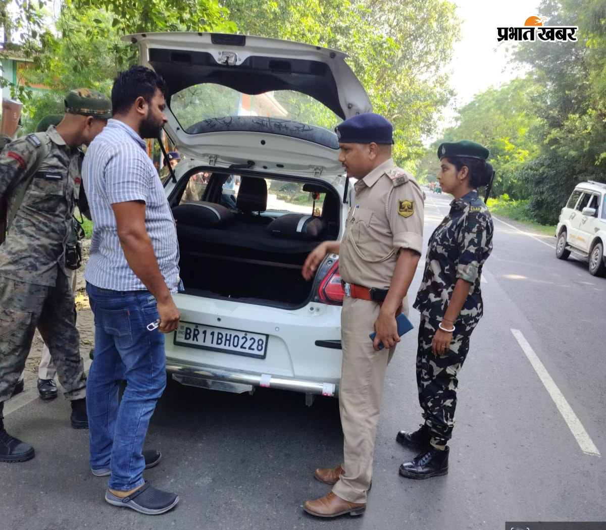 सड़को पर वाहन जांच करते पुलिस अधिकारी, | Prabhat Khabar Network
