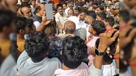 मेदिनीनगर में बड़ा हादसा: बालू लदा हाइवा पलटा, दबकर 28 वर्षीय युवक की मौत; सड़क पर उतरे लोग