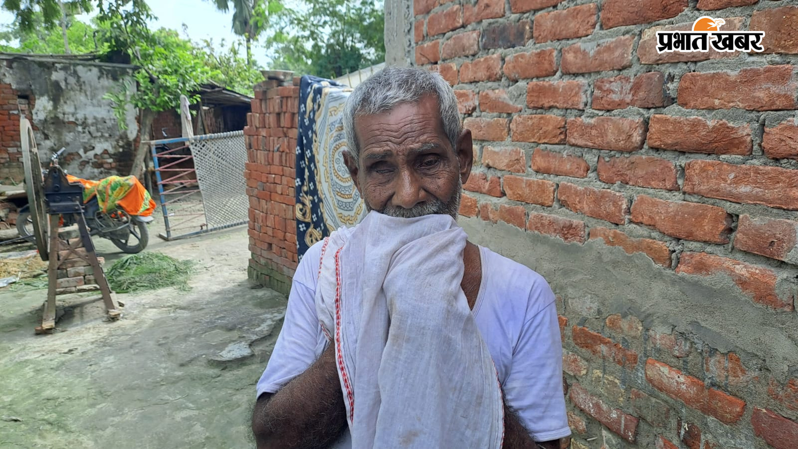 पत्नी और उसकी गोद में रोहित की बेटी रोते हुए दादा और साथ में खड़े भाई बहन | Prabhat Khabar Network