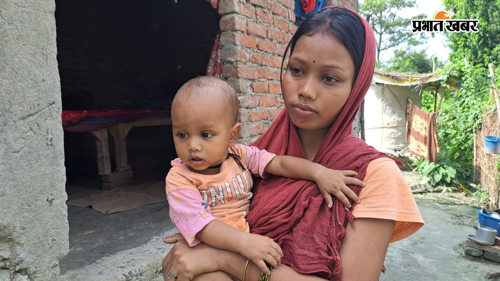 पत्नी और उसकी गोद में रोहित की बेटी रोते हुए दादा और साथ में खड़े भाई बहन | Prabhat Khabar Network