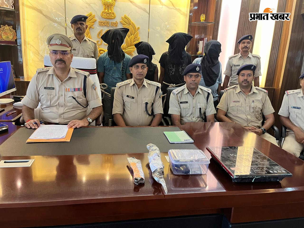 प्रेस वार्ता में चोरी की घटना की जानकारी देते एसपी अनुदीप सिंह, साथ में एसडीपीओ कुमार गौरव व नगर थाना प्रभारी अनिल गुप्ता. | Prabhat Khabar Network