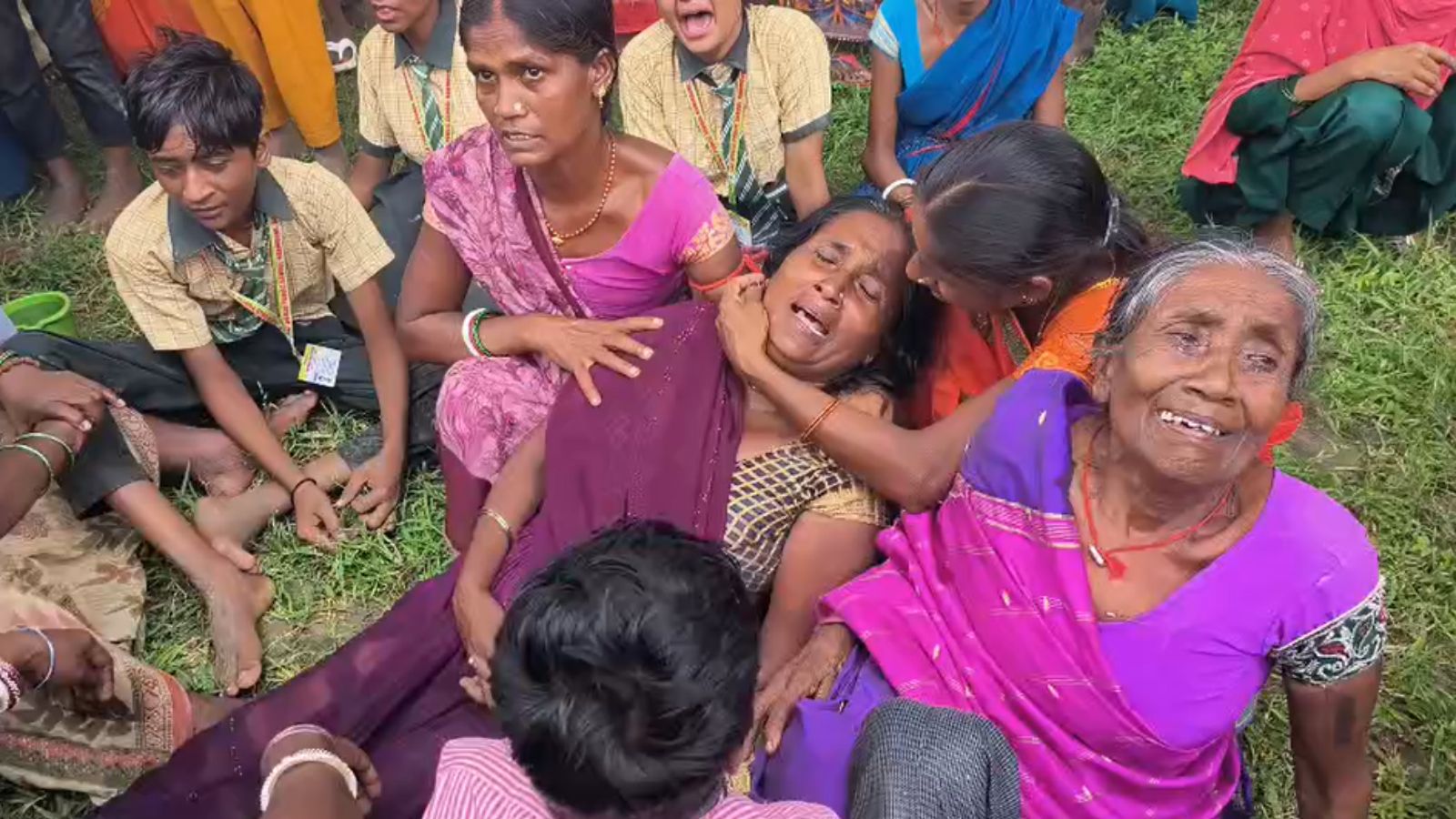 रोते-बिलखते परिजन | प्रभात खबर