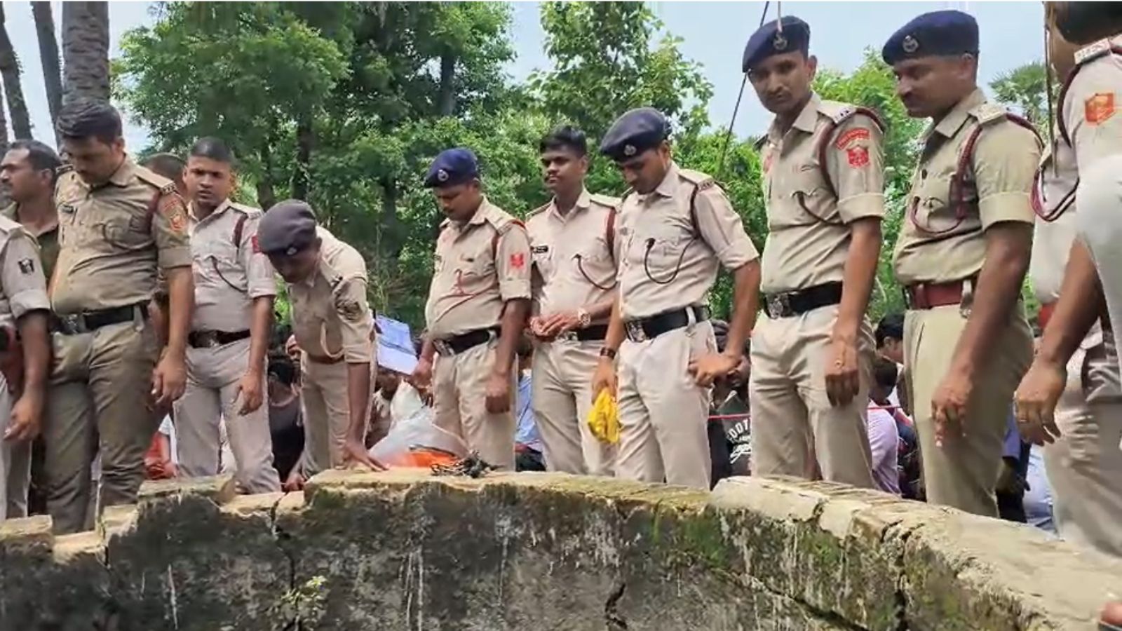 कुएं के पास मौजूद पुलिस और अग्निशमन कर्मी