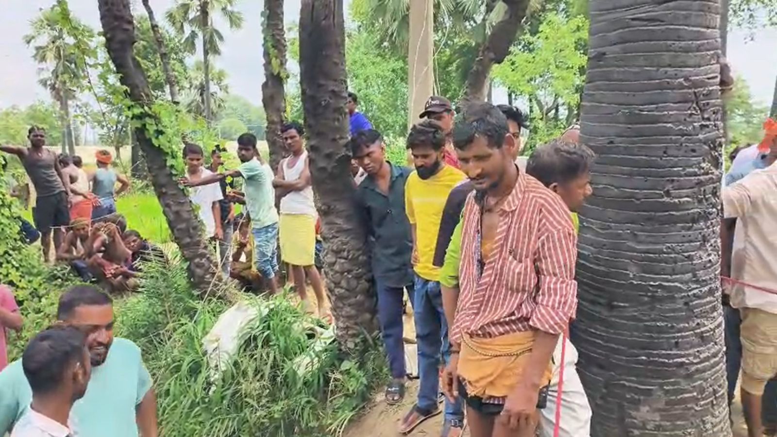 घटनास्थल पर लगी लोगों की भीड़