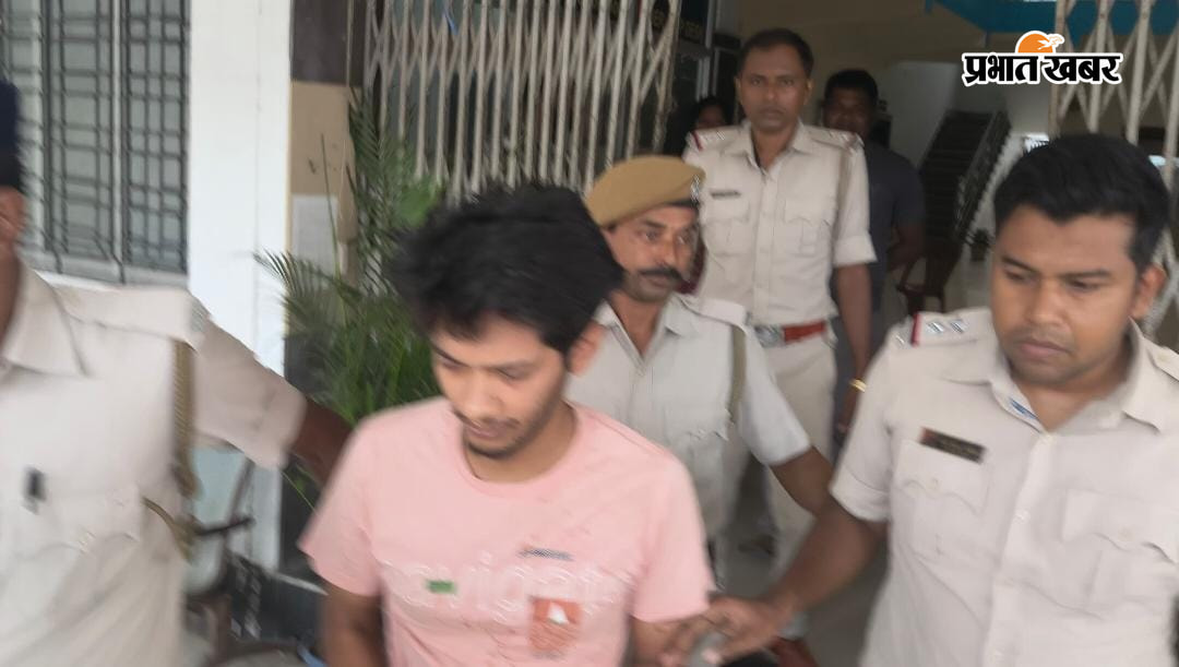 हत्यारोपी को ले जाती पुलिस. | Prabhat Khabar Network