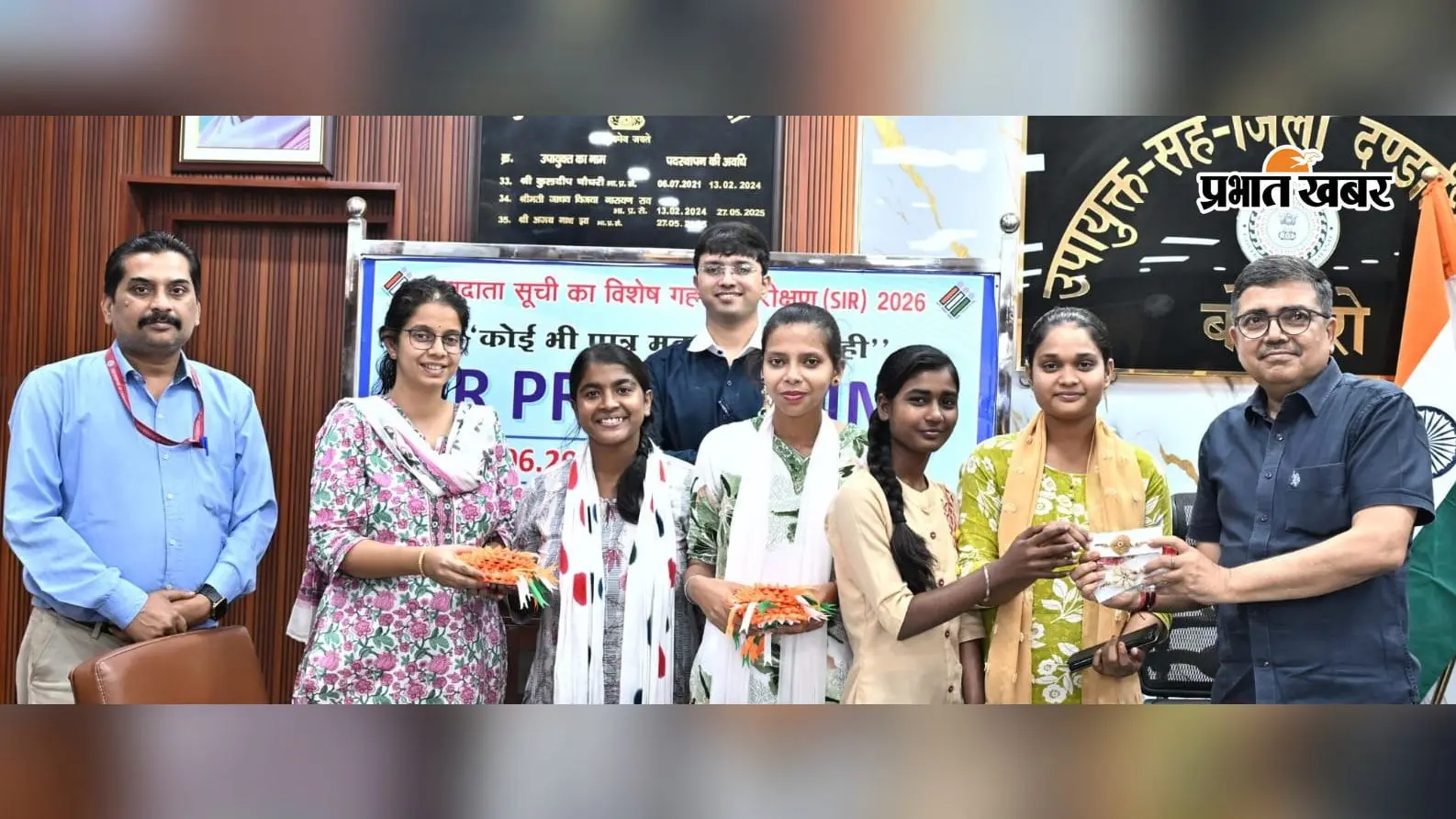 छात्राओं ने उपायुक्त को बांधी राखी, भेंट किया तिरंगा थीम वाला स्वतंत्रता दिवस बैज