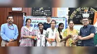 छात्राओं ने उपायुक्त को बांधी राखी, भेंट किया तिरंगा थीम वाला स्वतंत्रता दिवस बैज