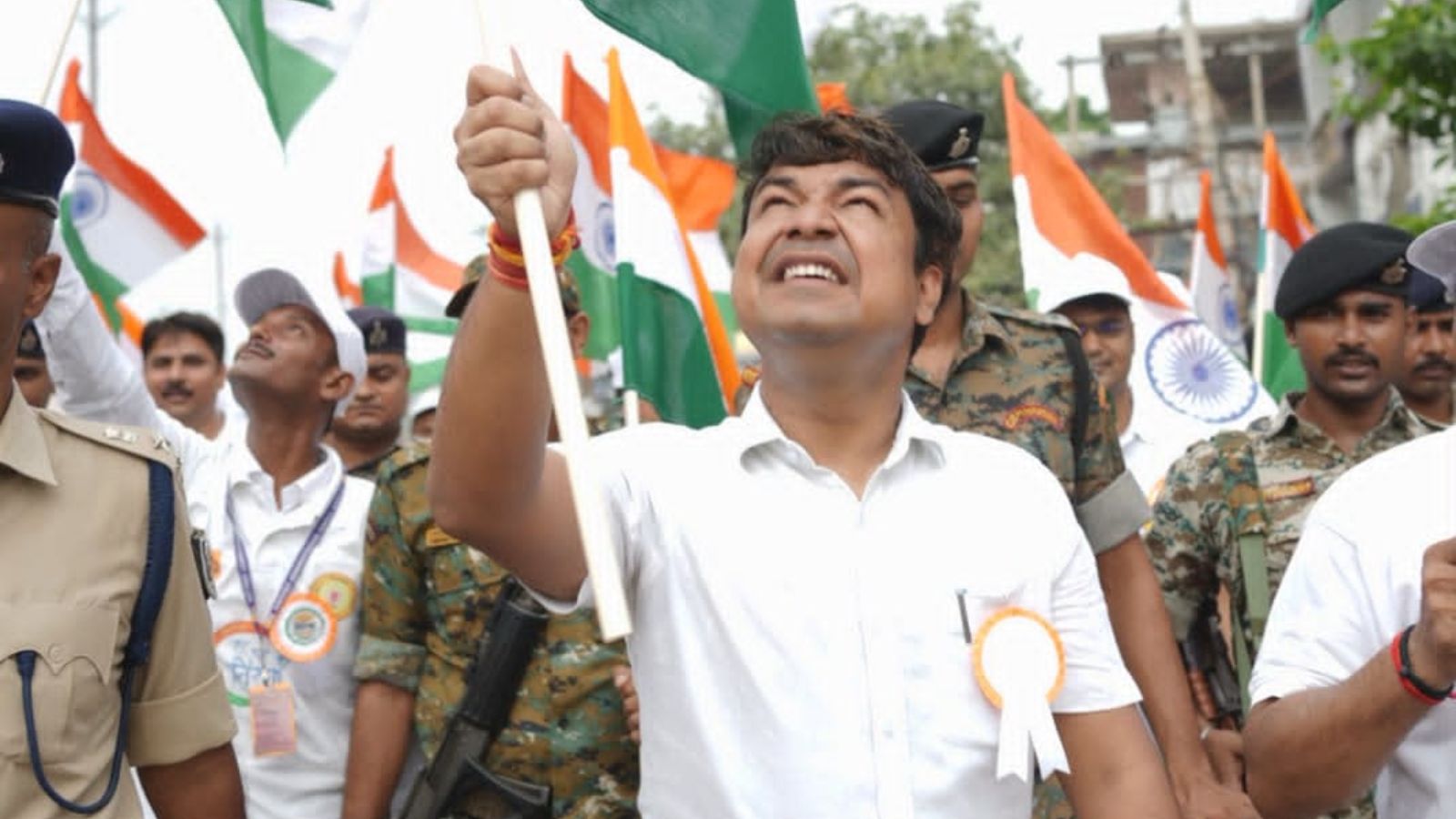 तिरंगा के साथ डीएम दीपक कुमार मिश्रा