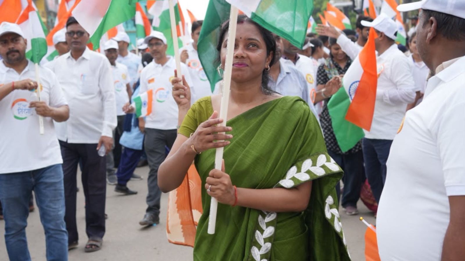 तिरंगा के साथ एसडीएम डॉ नेहा कुमारी