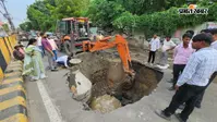PHOTOS: पटना के AN कॉलेज के पास फिर धंसी सड़क, निकलने लगा पानी