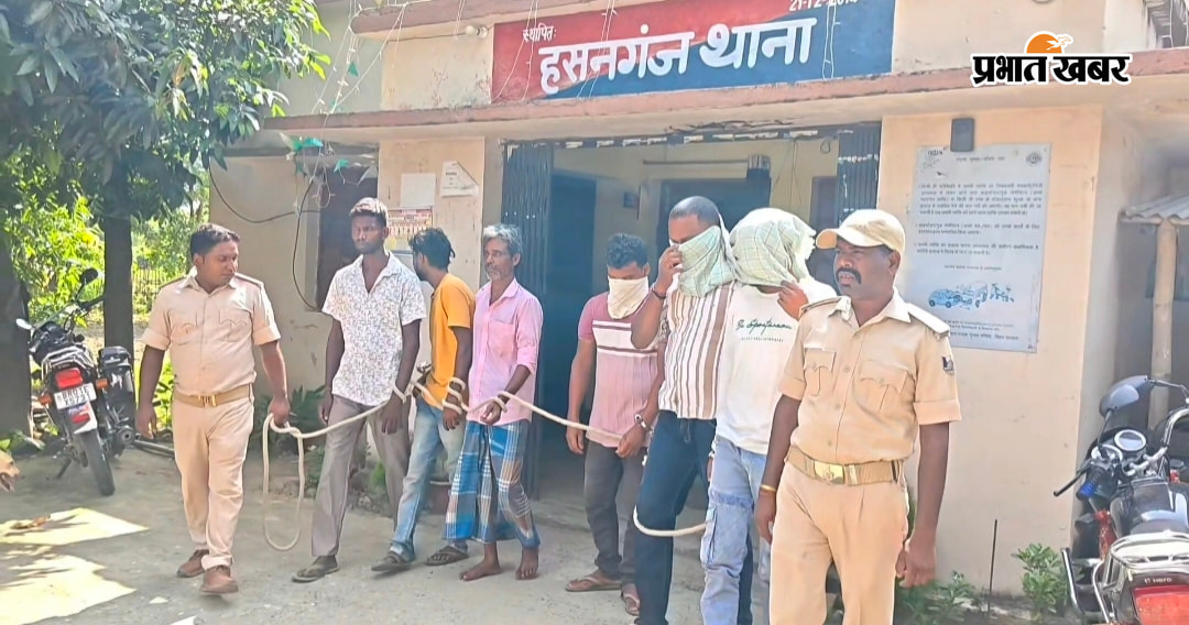 हसनगंज में गिरफ्तार शराब तस्कर व शराबी को न्यायिक हिरासत में ले जाती पुलिस | Prabhat Khabar Network