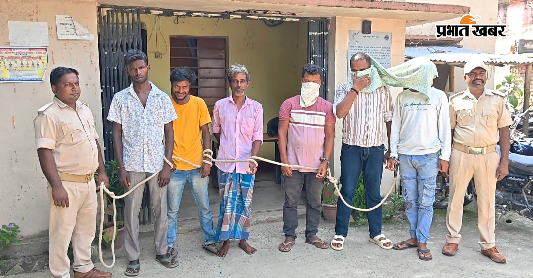 हसनगंज में गिरफ्तार शराब तस्कर व शराबी को न्यायिक हिरासत में ले जाती पुलिस | Prabhat Khabar Network