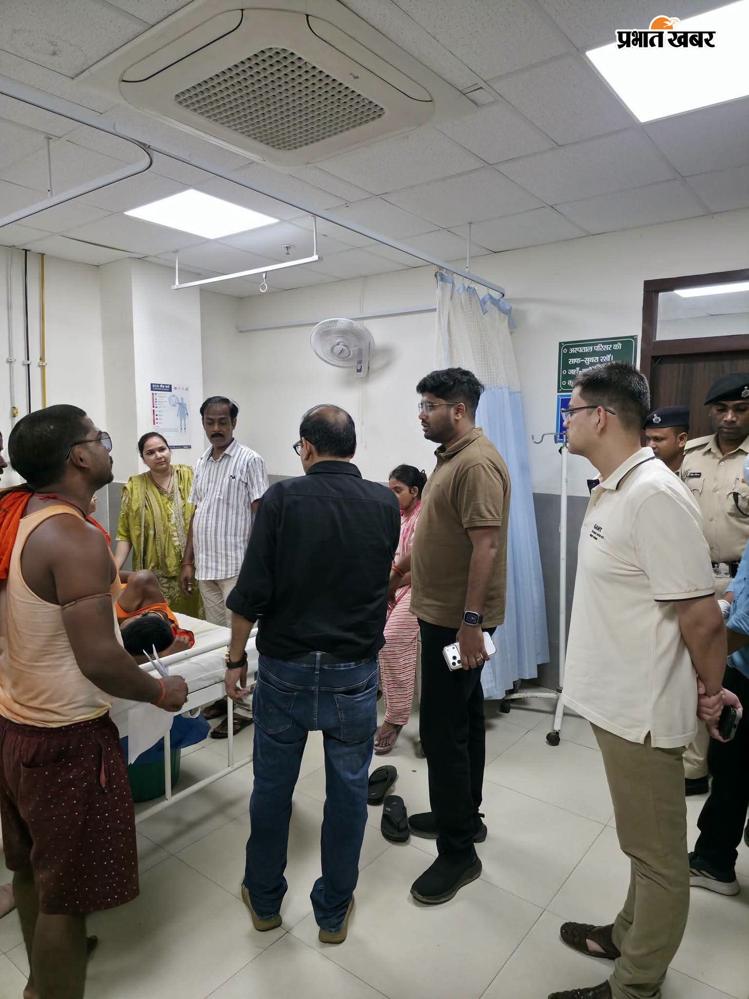 इमरजेंसी वार्ड में मरीज से बात करते जिलाधिकारी | Prabhat Khabar Network
