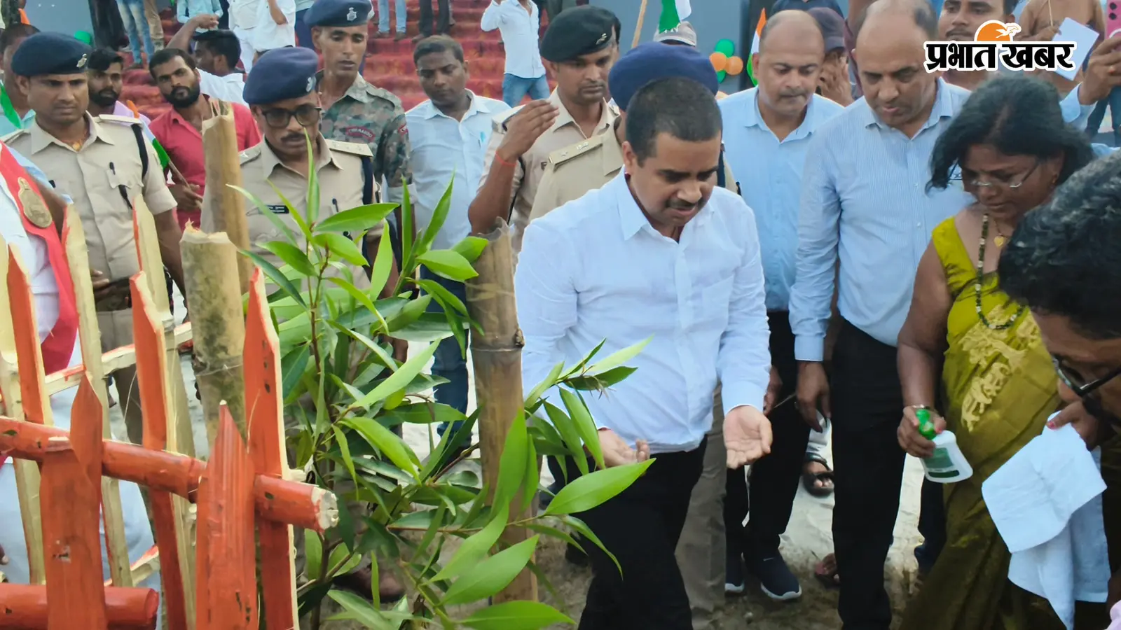 बनैलीपट्टी में 1000 लोगों की तिरंगा यात्रा, 150 प्रतिभाओं का सम्मान, डीएम ने किया पौधरोपण