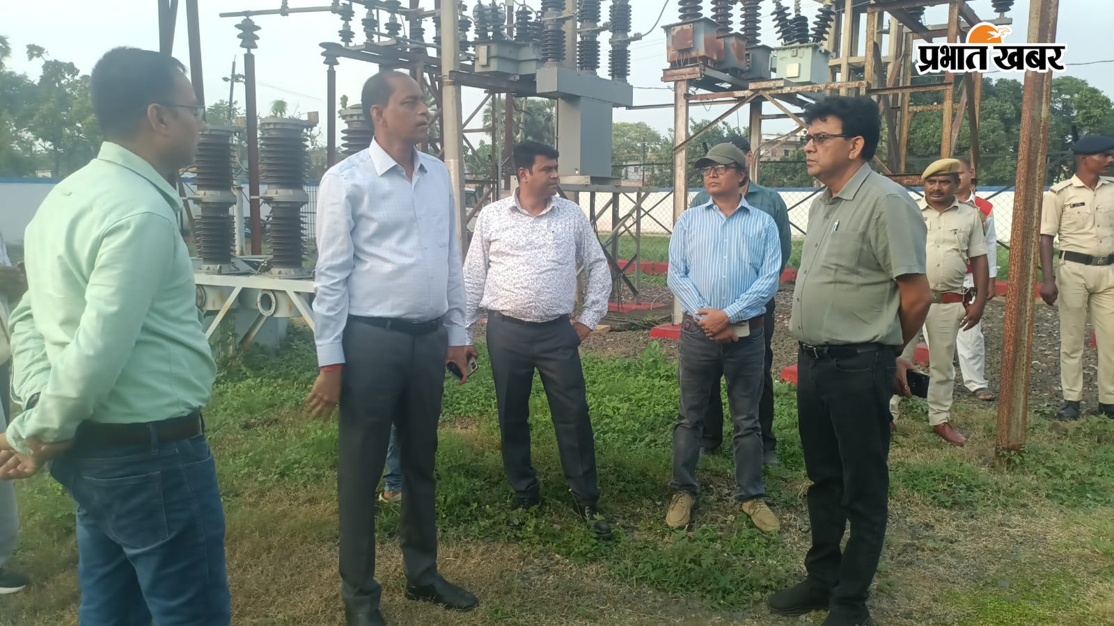फोटो - निर्माणाधीन पावर सब ग्रिड (जीएसएस) टावर स्थल का निरीक्षण डीएम व अन्य अधिकारी | Prabhat Khabar Network