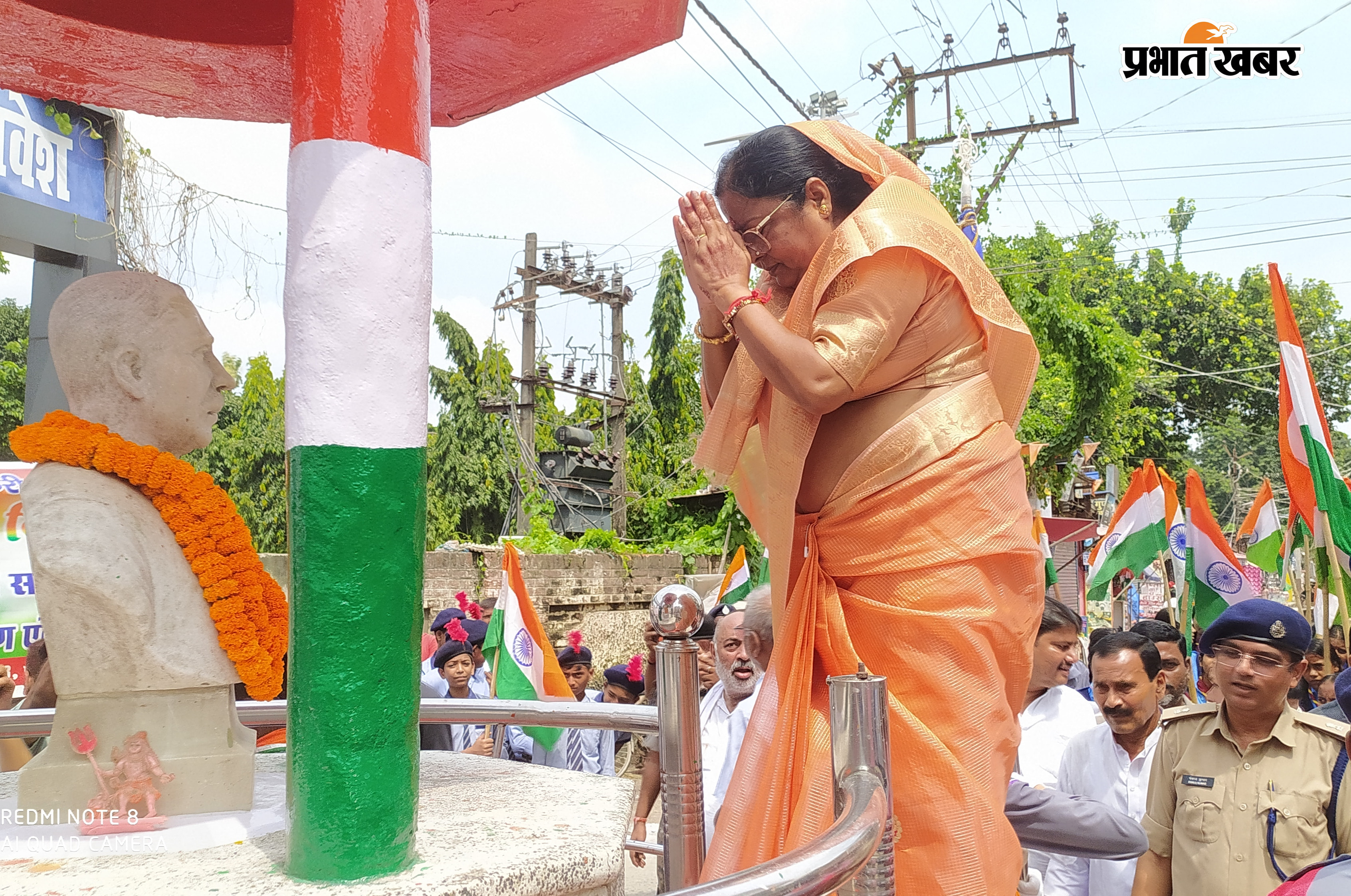 फोटो कैप्शन ----:-- महापुरुषों के प्रतिमा पर माल्यार्पण करते एसडीओ व नप मुख्य पार्षद वीणा देवी सहित अन्य | Prabhat Khabar Network