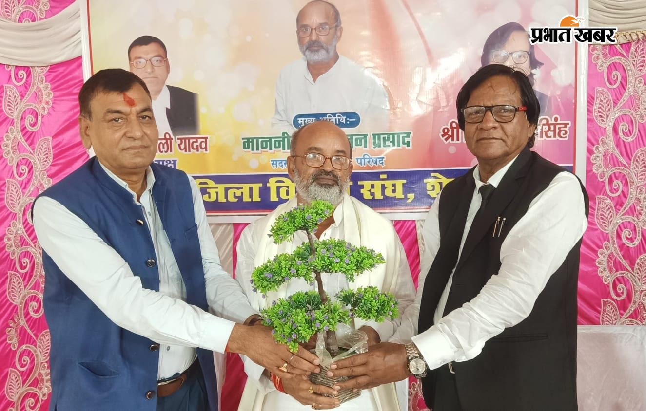 विधान पार्षद का अभिनंदन करते अध्यक्ष और महासचिव | Prabhat Khabar Network