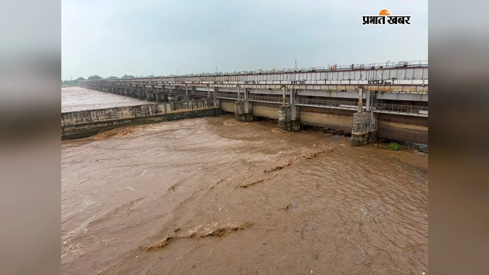 भीम बराज में बाढ़ का दबाव बढ़ा, सभी 40 गेट खोले; कोयल नदी में छोड़ा गया 2.70 लाख क्यूसेक पानी
