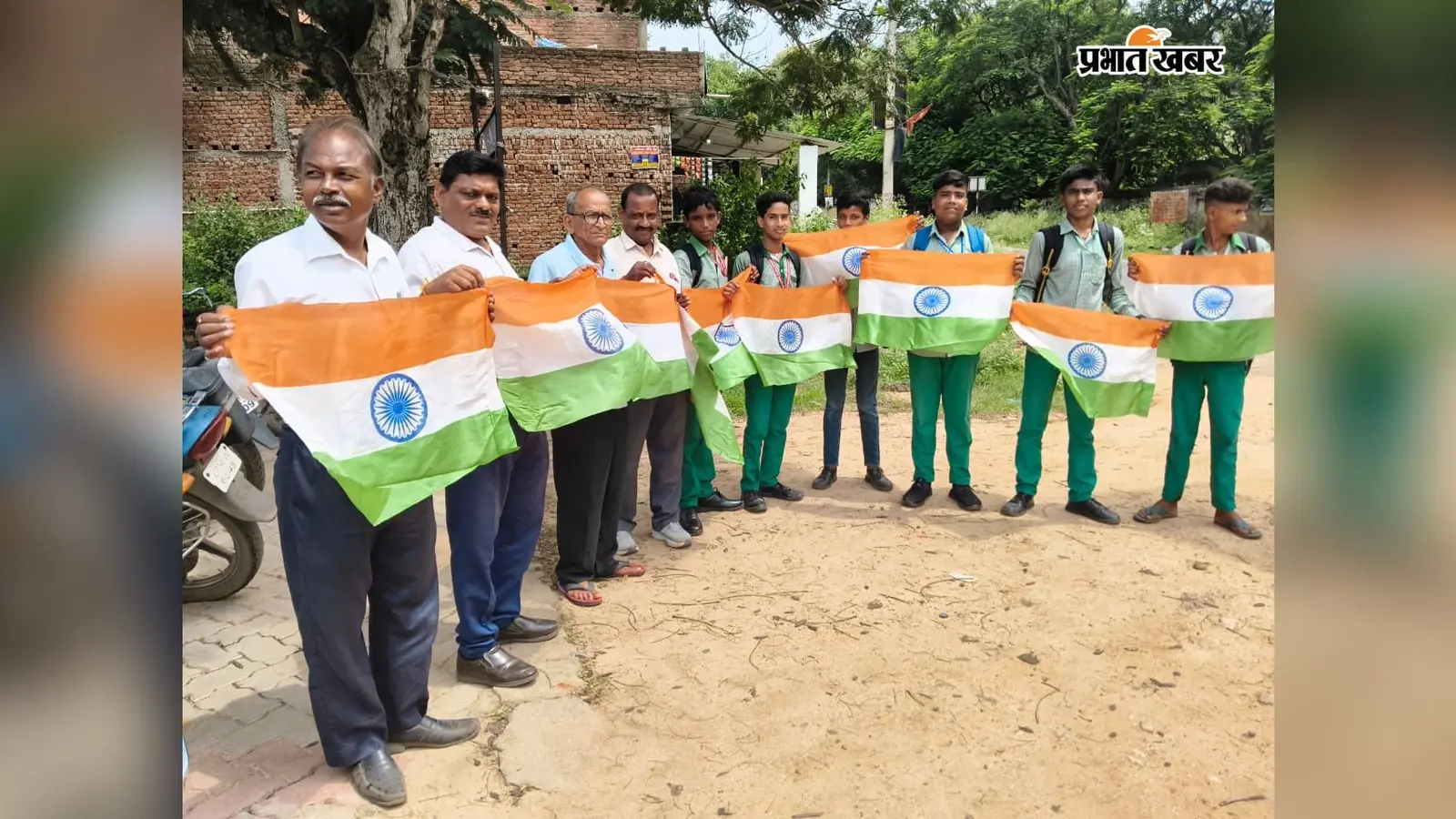 हर घर तिरंगा अभियान के तहत छात्रों व ग्रामीणों के बीच बांटे गये राष्ट्रीय ध्वज