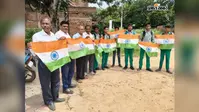 हर घर तिरंगा अभियान के तहत छात्रों व ग्रामीणों के बीच बांटे गये राष्ट्रीय ध्वज