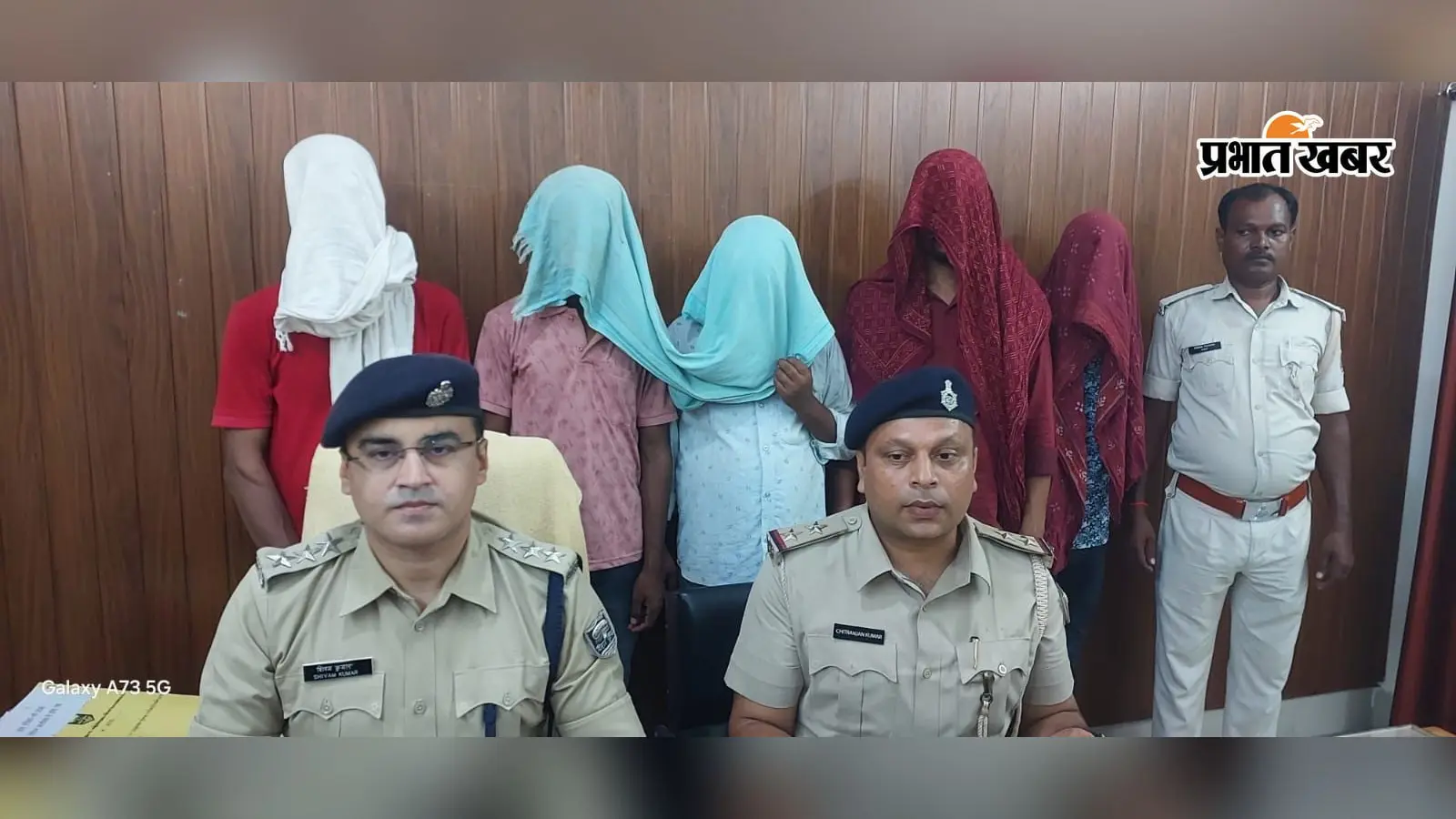 मेदनीचौकी पुलिस का बड़ा एक्शन: हुसैना गांव में छापेमारी कर 9 किलो गांजा बरामद, तस्कर और खरीदार समेत 5 गिरफ्तार