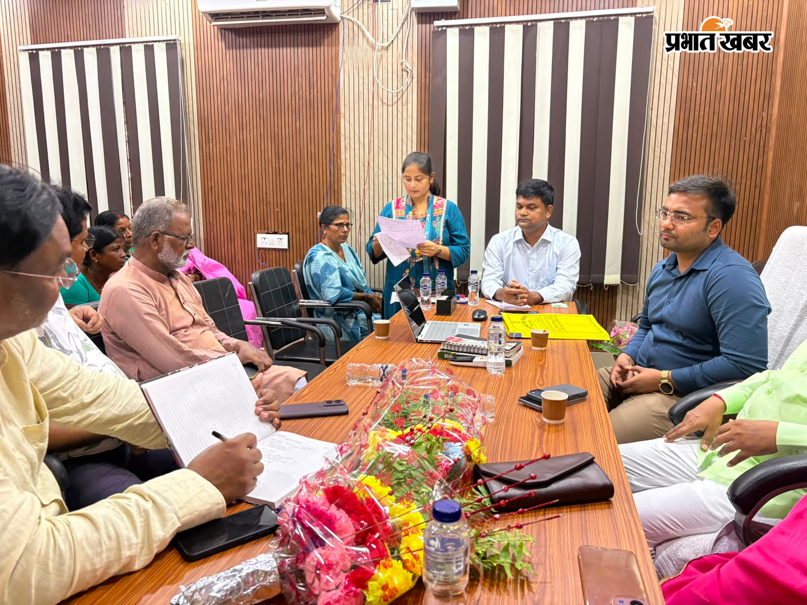 बैठक में मौजूद ईओ ,कार्यपालक व अन्य. | Prabhat Khabar Network