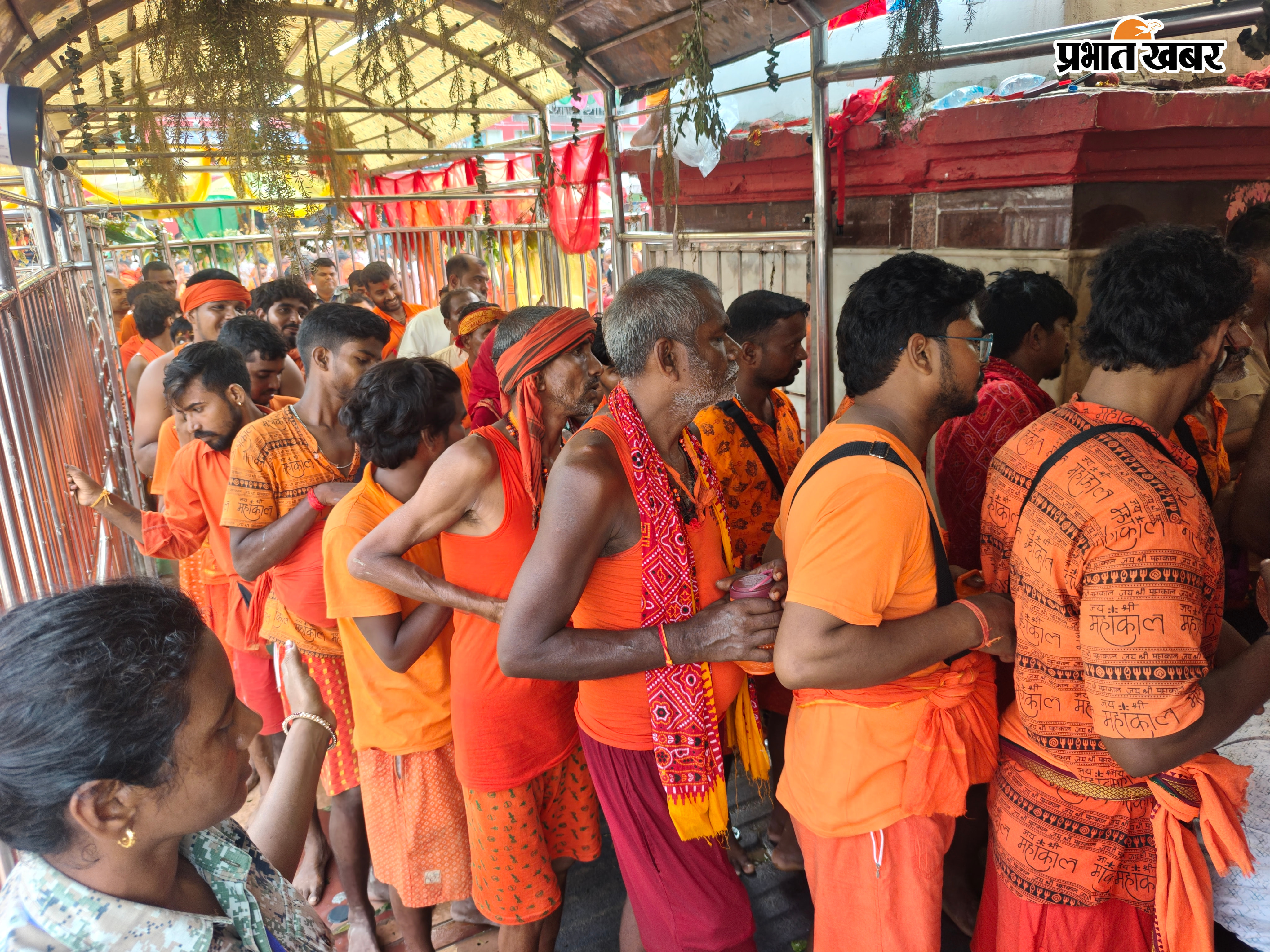 बासुकिनाथ मंदिर में श्रद्धालुओं की भीड़, कतारबद्ध श्रद्धालु, जयकारा लगाते सिलीगुड़ी के भक्त | Prabhat Khabar Network