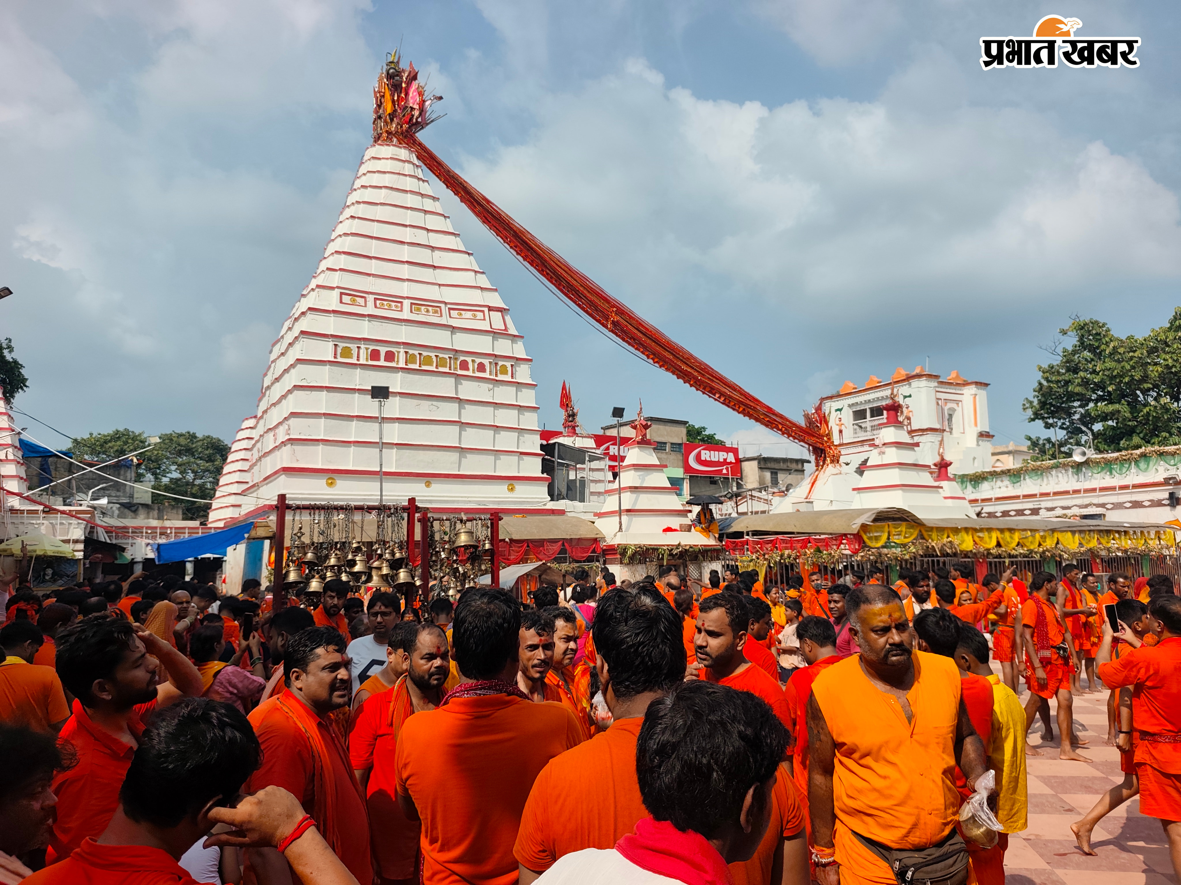 बासुकिनाथ मंदिर में श्रद्धालुओं की भीड़, कतारबद्ध श्रद्धालु, जयकारा लगाते सिलीगुड़ी के भक्त | Prabhat Khabar Network