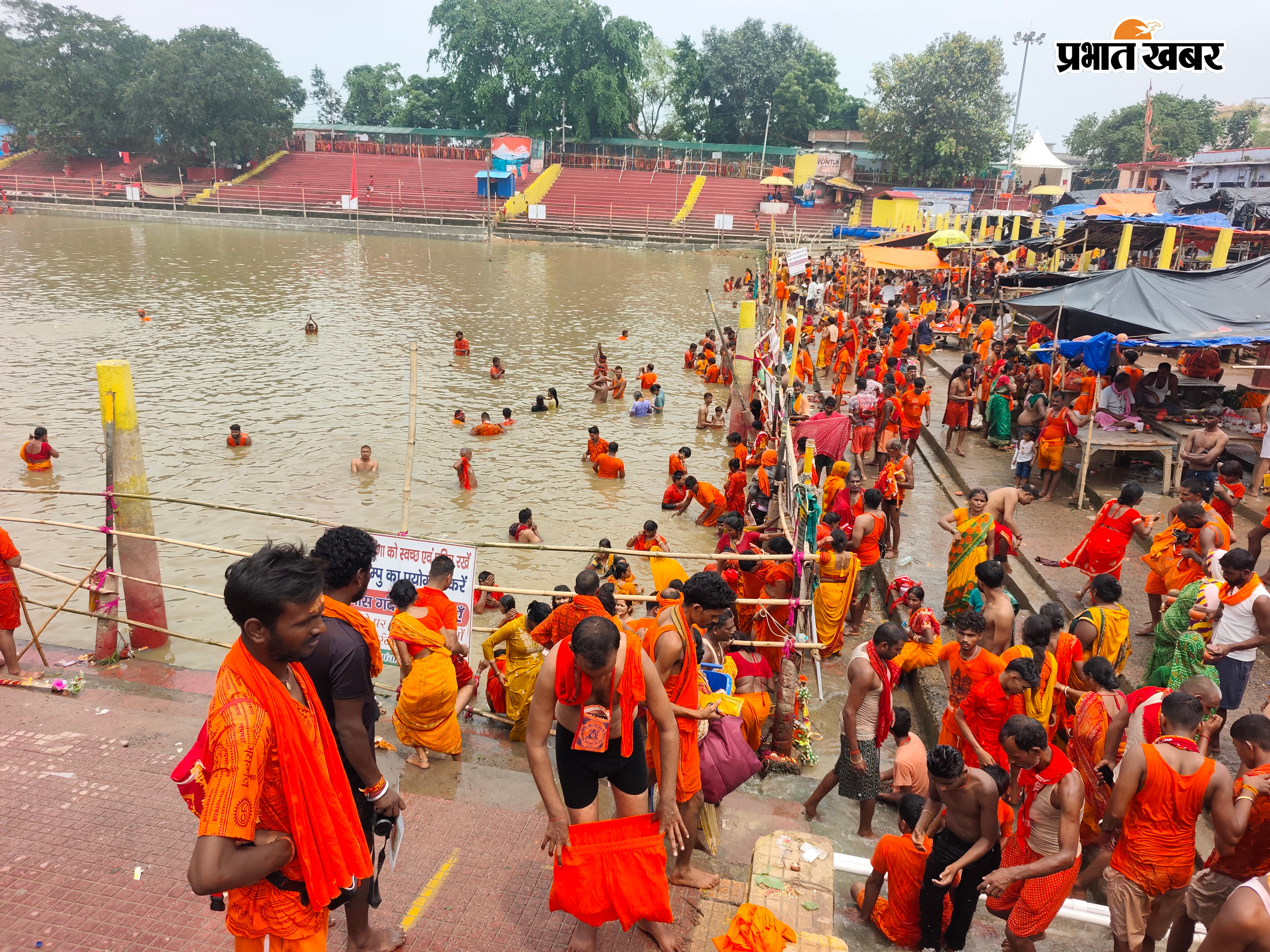 बासुकिनाथ मंदिर में श्रद्धालुओं की भीड़, कतारबद्ध श्रद्धालु, जयकारा लगाते सिलीगुड़ी के भक्त | Prabhat Khabar Network