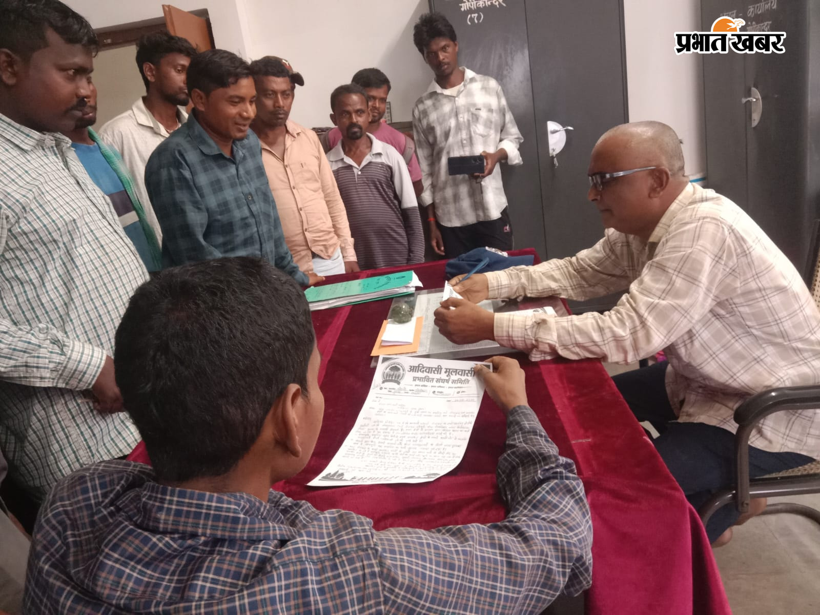 कोल कंपनी के खिलाफ आदिवासी मूलवासी प्रभावित संघर्ष समिति के सदस्यों ने तीन मांग पत्र अंचल अधिकारी को दिया. | Prabhat Khabar Network