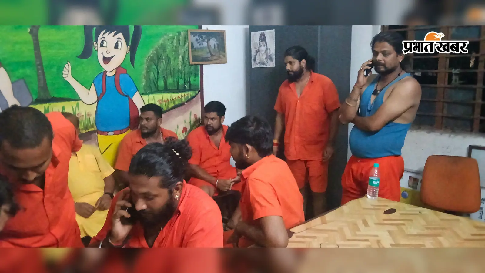 पानी के छींटे से भड़का विवाद, छत्तीसगढ़ के कांवरियों की दो कारें घेरकर मारपीट; पुलिस ने बचाया