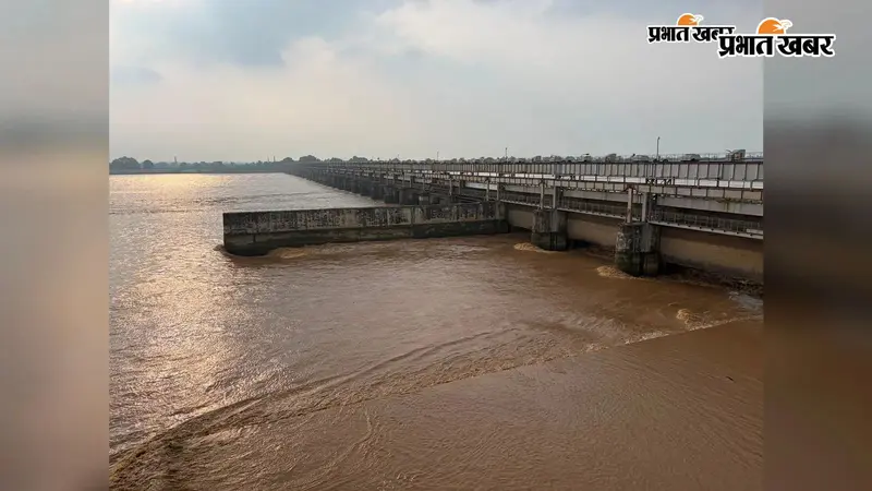 उत्तर कोयल नदी में भयंकर उफान, 2.98 लाख क्यूसेक पानी का दबाव, मुख्य नहर का प्रवाह रोका गया