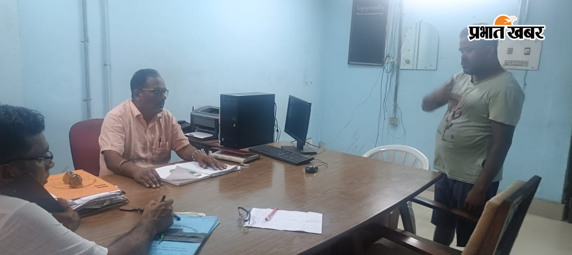 फोटो कैप्शन, कटिहार, स्वतंत्रता दिवस से पूर्व परिसर की सफाई को लेकर सुपरवाईजर को डांट लगाते डीई बीएसएनएल व अन्य पदाधिकारी | Prabhat Khabar Network