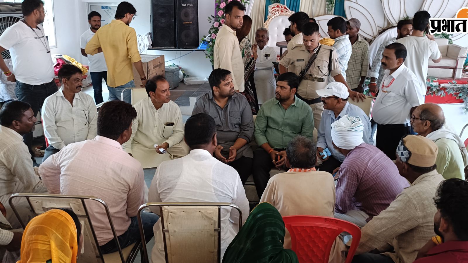 स्थानीय से बात करते विधायक चेतन आनंद