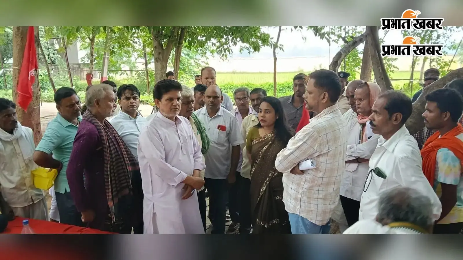 दो दिवसीय अनशन-सत्याग्रह समाप्त, बीडीओ और सीओ ने कराया जल ग्रहण