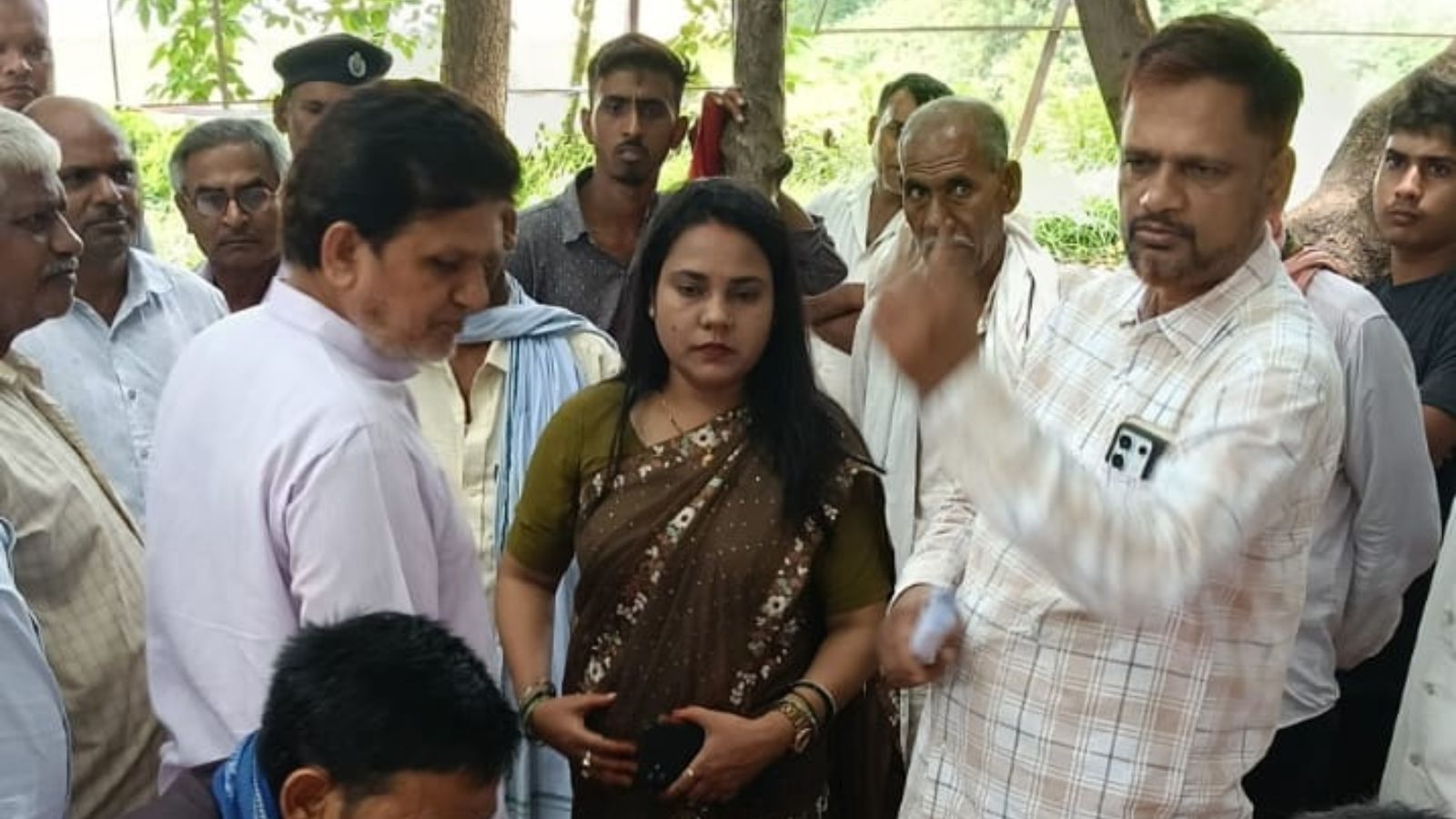 मौके पर पहुंचे अधिकारी