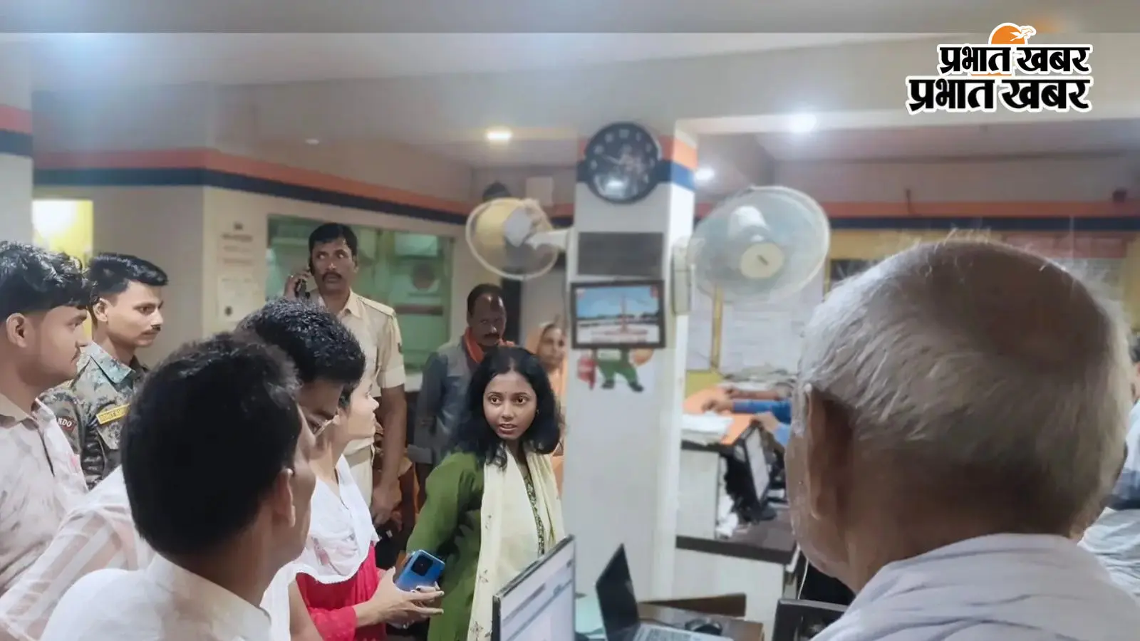 गैस एजेंसी पर एसडीएम का औचक निरीक्षण, अधिक राशि वसूली की शिकायतों पर लगाई फटकार