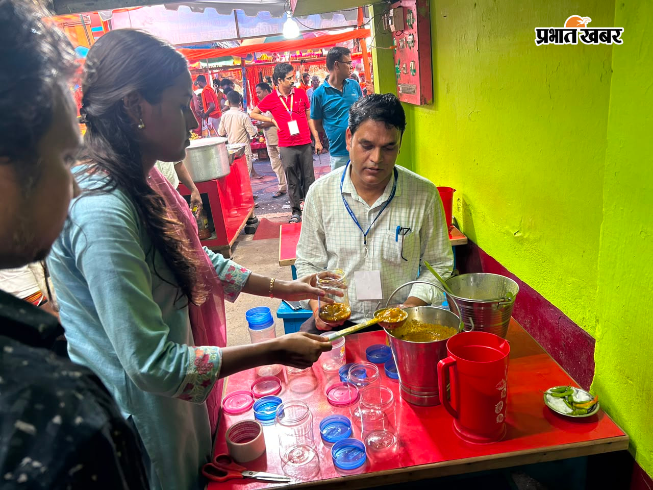 बासुकिनाथ श्रावणी मेला में होटल का जांच करते खाद्य सुरक्षा पदाधिकारी | Prabhat Khabar Network