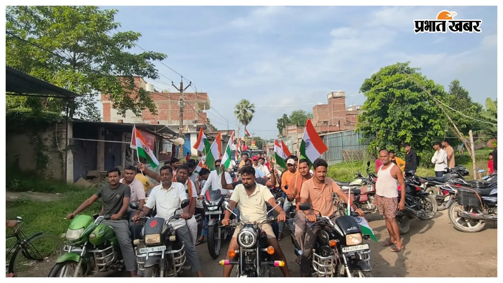 मोतिहारी में बाइक सवार युवाओं ने हाथों में थामा तिरंगा, दिया राष्ट्रीय एकता और भाईचारे का संदेश