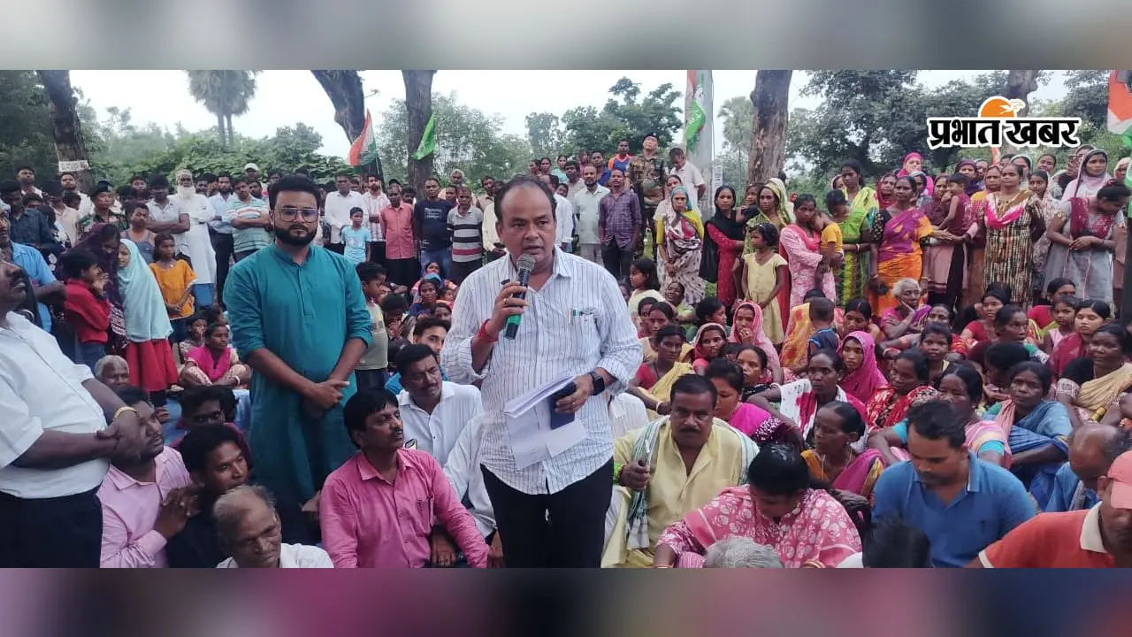 जामताड़ा में कांग्रेस का सत्याग्रह, इरफान अंसारी बोले- संविधान की गरिमा पर हमला बर्दाश्त नहीं