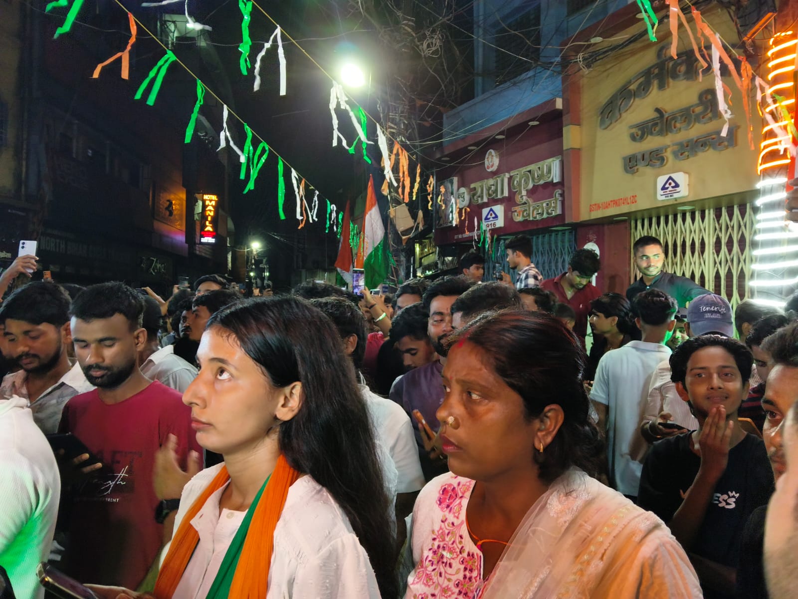 मौके पर जुटे लोगों की भीड़