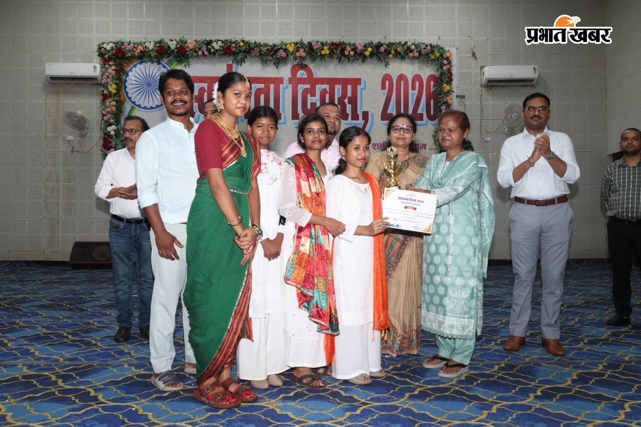 फोटो कार्यक्रम का उद्घाटन करते उपायुक्त, प्रतिभागियों को पुरस्कृत करते उपायुक्त व अन्य | Prabhat Khabar Network