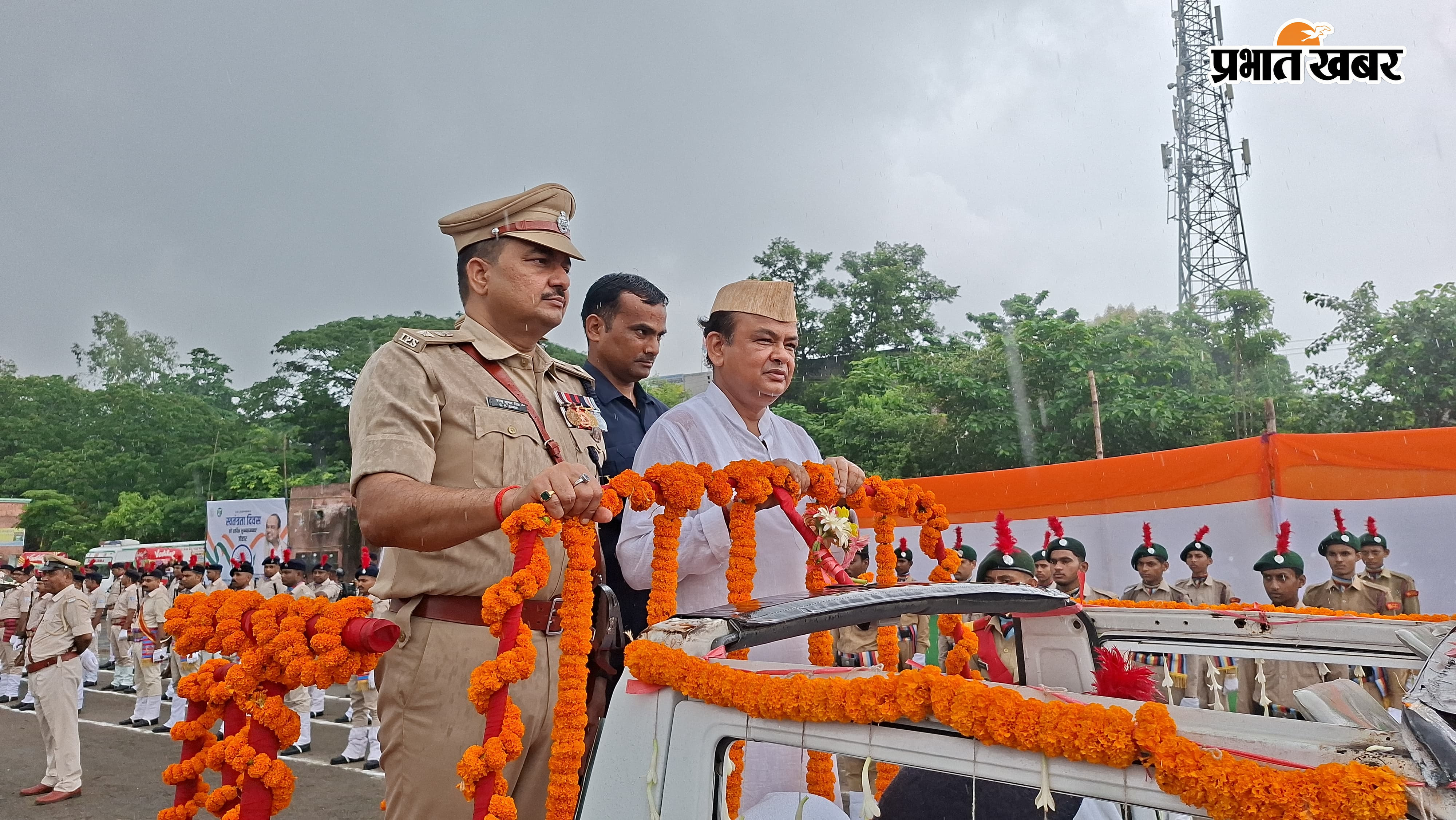 सलामी लेते डॉ इरफान अंसारी व अन्य, पैरेड का निरीक्षण करते मंत्री इरफान अंसारी व अन्य | Prabhat Khabar Network