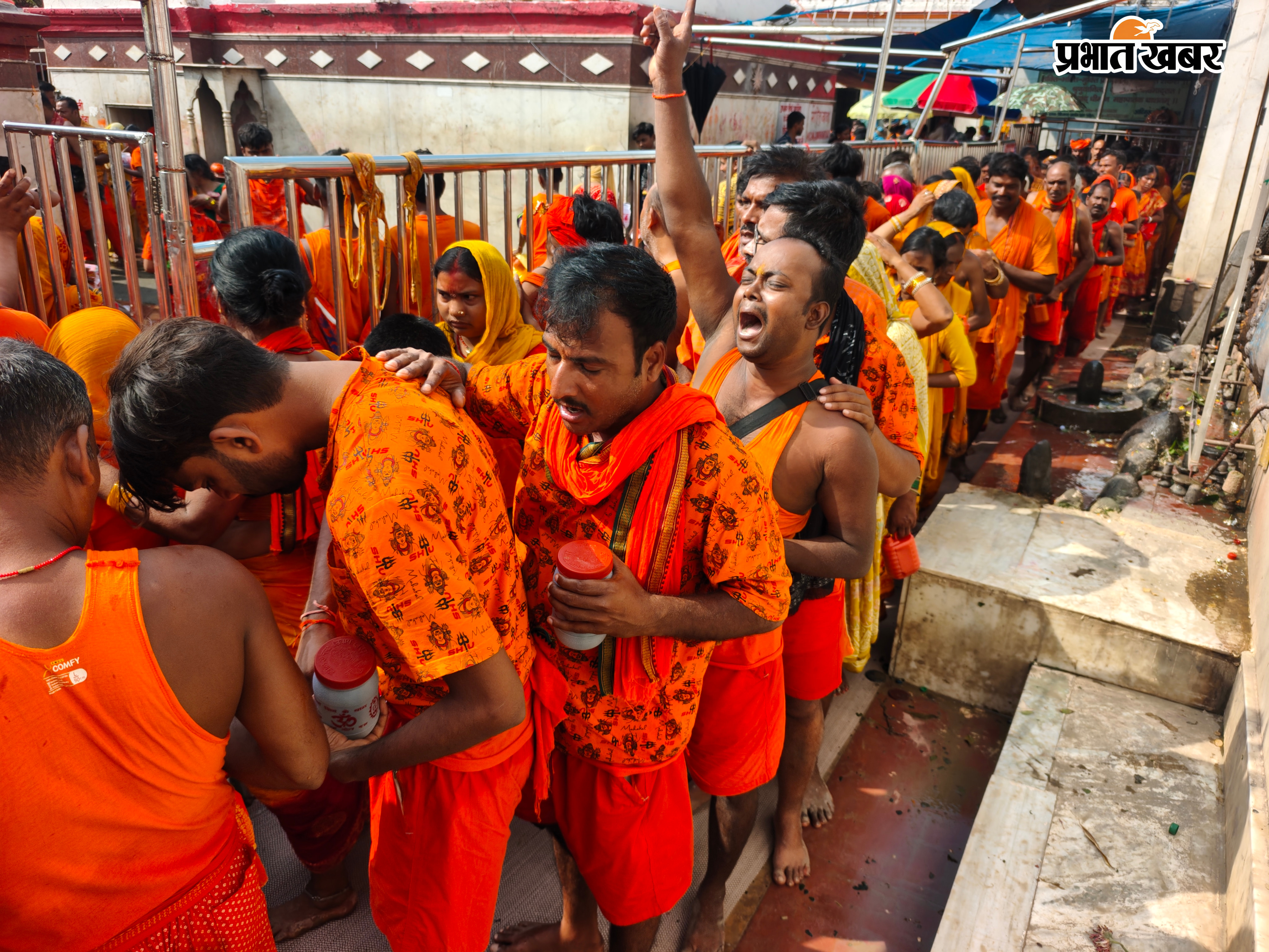 कतार में लगे श्रद्धालु .