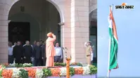 CM योगी ने विधान भवन में फहराया तिरंगा, शहीदों को नमन कर बोले- आजादी का मतलब गरीबी और अशिक्षा से मुक्ति भी