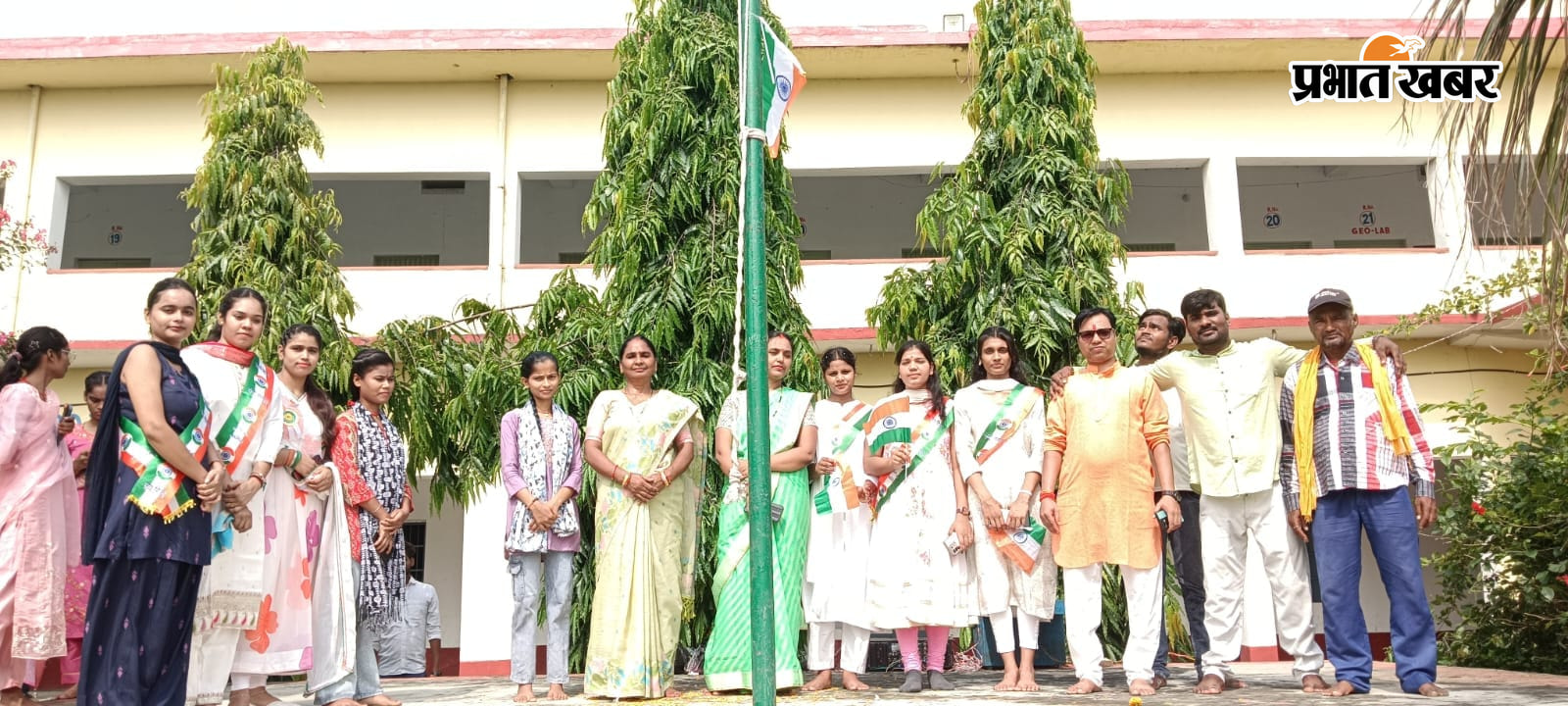 राजमुनी देवी चन्द्रधर राय महाविद्यालय नौंवा में झंडोत्तोलन करते प्राचार्य व अन्य | Prabhat Khabar Network