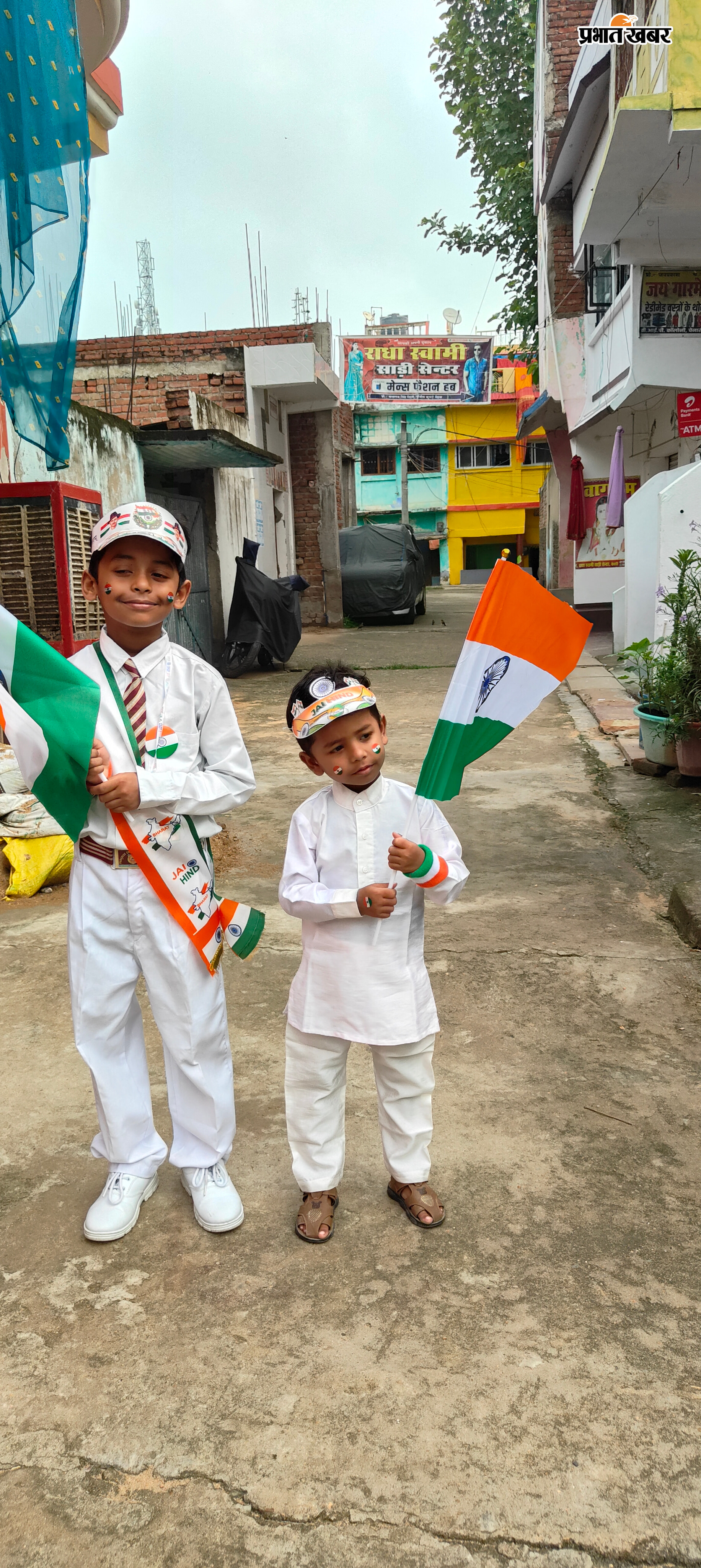 फोटो कैप्शन: स्वतंत्रता दिवस पर तिरंगे के रंग में सजे स्कूली बच्चे, हाथों में झंडा लेकर ध्वजारोहण कार्यक्रम में शामिल होने के लिए घर से स्कूल की ओर जाते हुए | Prabhat Khabar Network