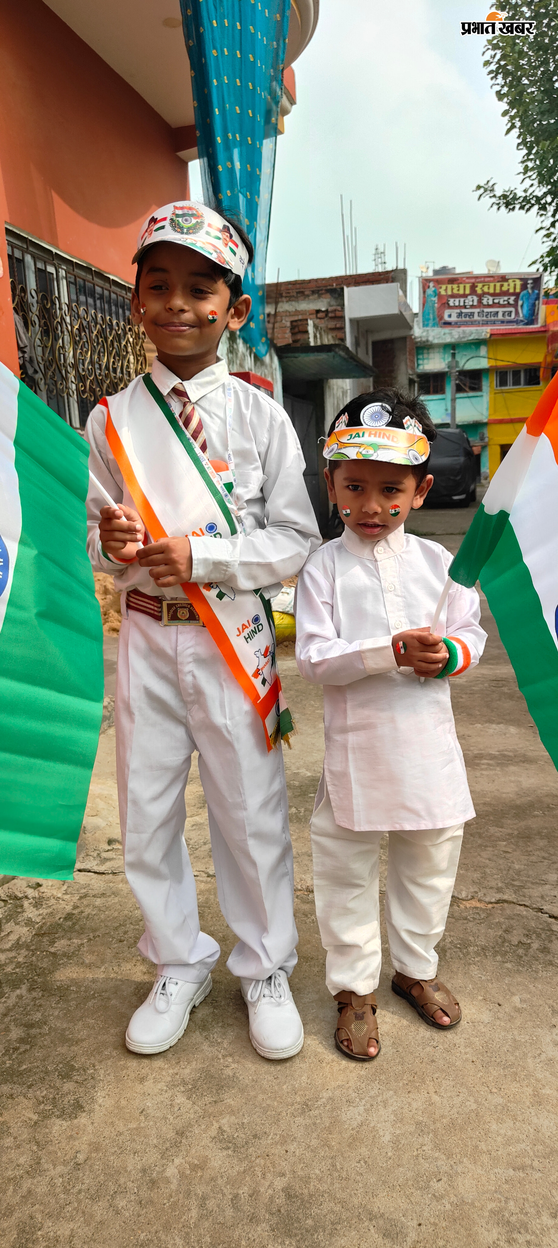 फोटो कैप्शन: स्वतंत्रता दिवस पर तिरंगे के रंग में सजे स्कूली बच्चे, हाथों में झंडा लेकर ध्वजारोहण कार्यक्रम में शामिल होने के लिए घर से स्कूल की ओर जाते हुए | Prabhat Khabar Network